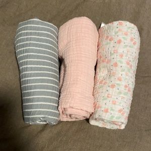 Set of 3 swaddling blankets
